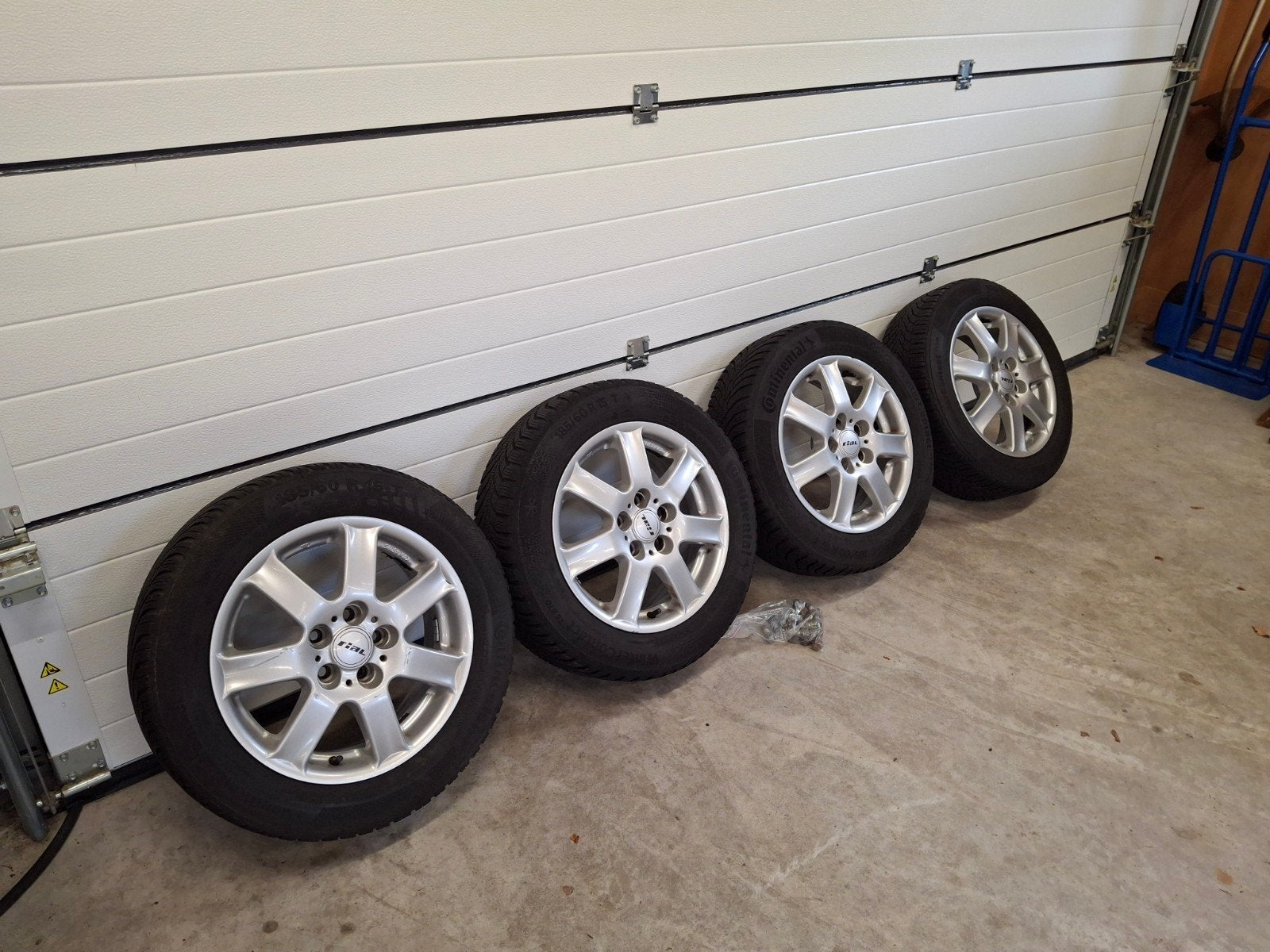 Aluminium velgen metbwinterbanden 5x100 185/60R15 Volkswagen, Gebruikt, 15 inch, Banden en Velgen, 185 mm