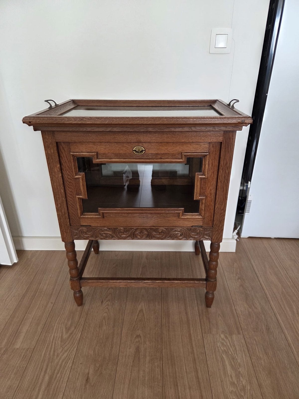 Antieke theetafel met glas en houtsnijwerk, Ophalen