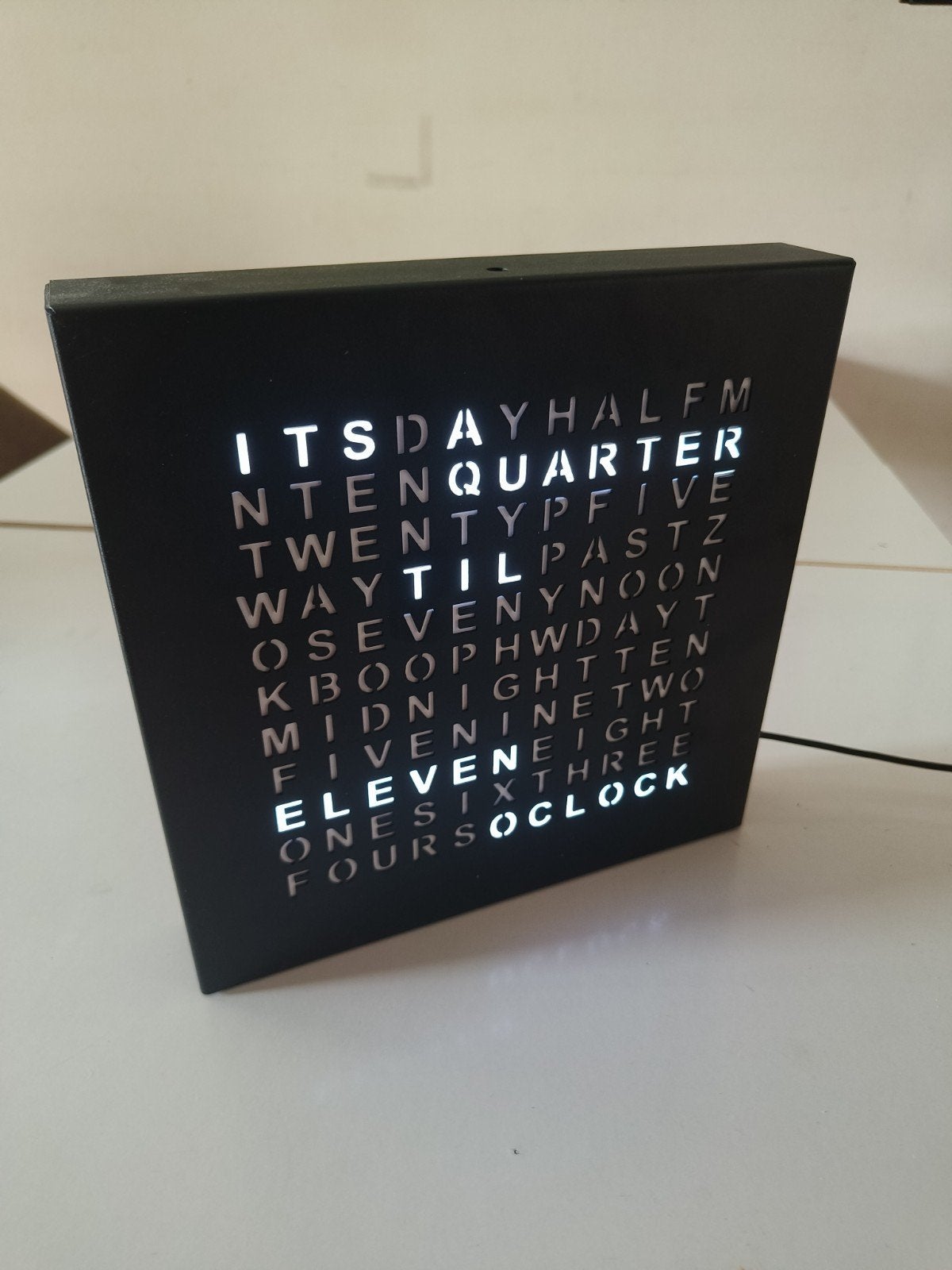 Metalen Woord Clock, Verzenden, Nieuw, Wandklok