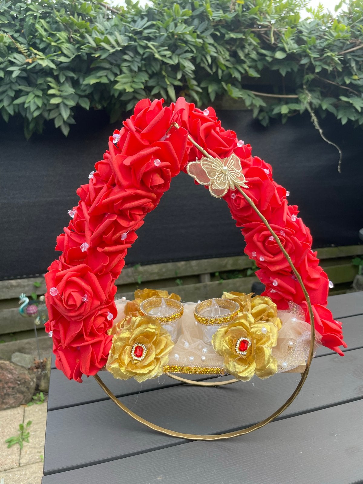Decoratieve kunstbloemen boog met kaarsen en vlinder, Huis en Inrichting, Meerkleurig, Overige stijlen, Nieuw, Kunststof