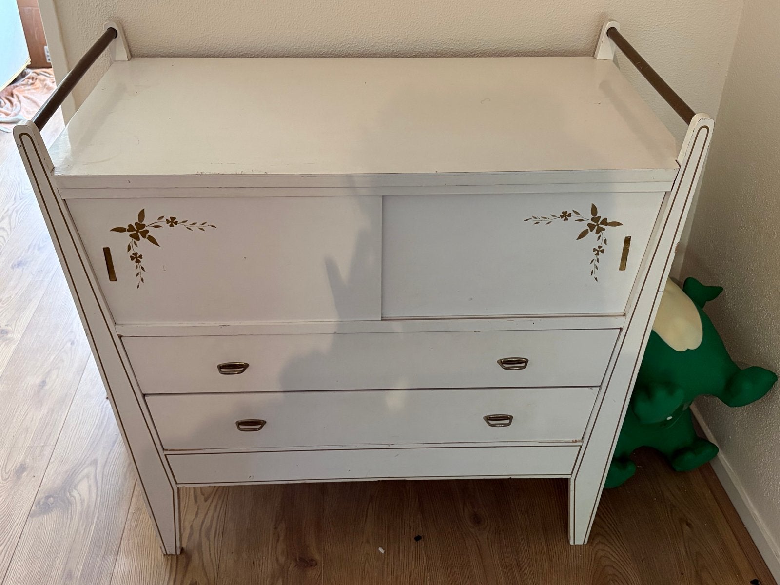 Foto 2 van Vintage Commode met Lades en Opbergruimte