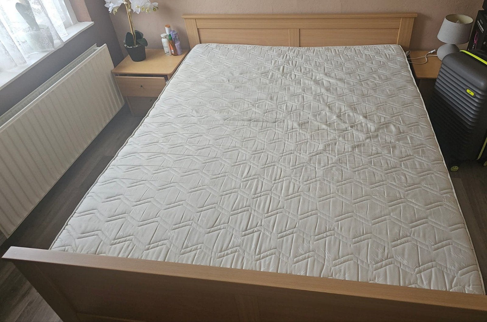Tweepersoonsbed met matras - Hout, 160x200 cm GRATIS, Ophalen, Gebruikt, Bruin, Tweepersoons