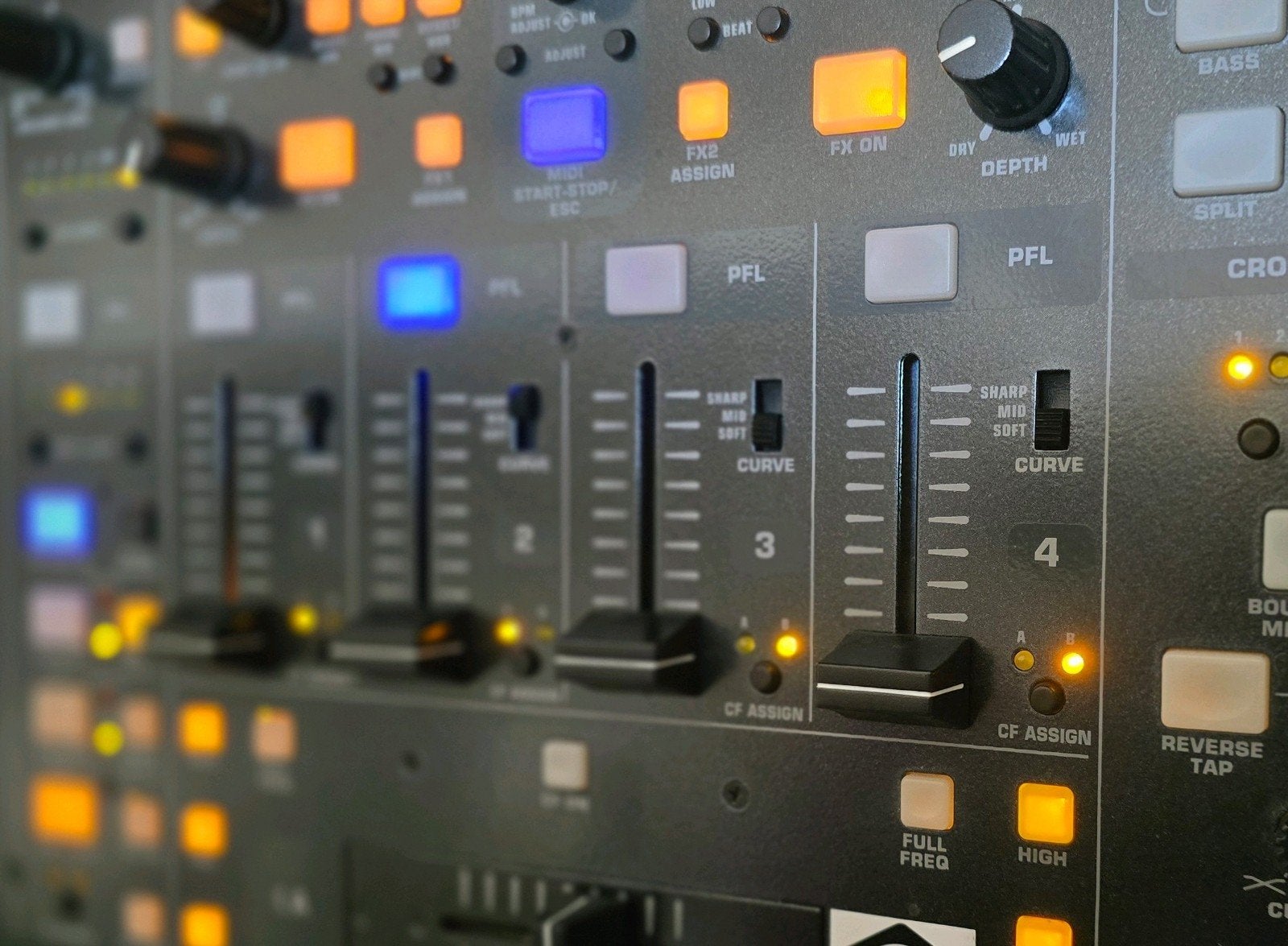 BEHRINGER DDM4000 4-kanaals DJ Mixer, Ophalen, Zo goed als nieuw, Behringer