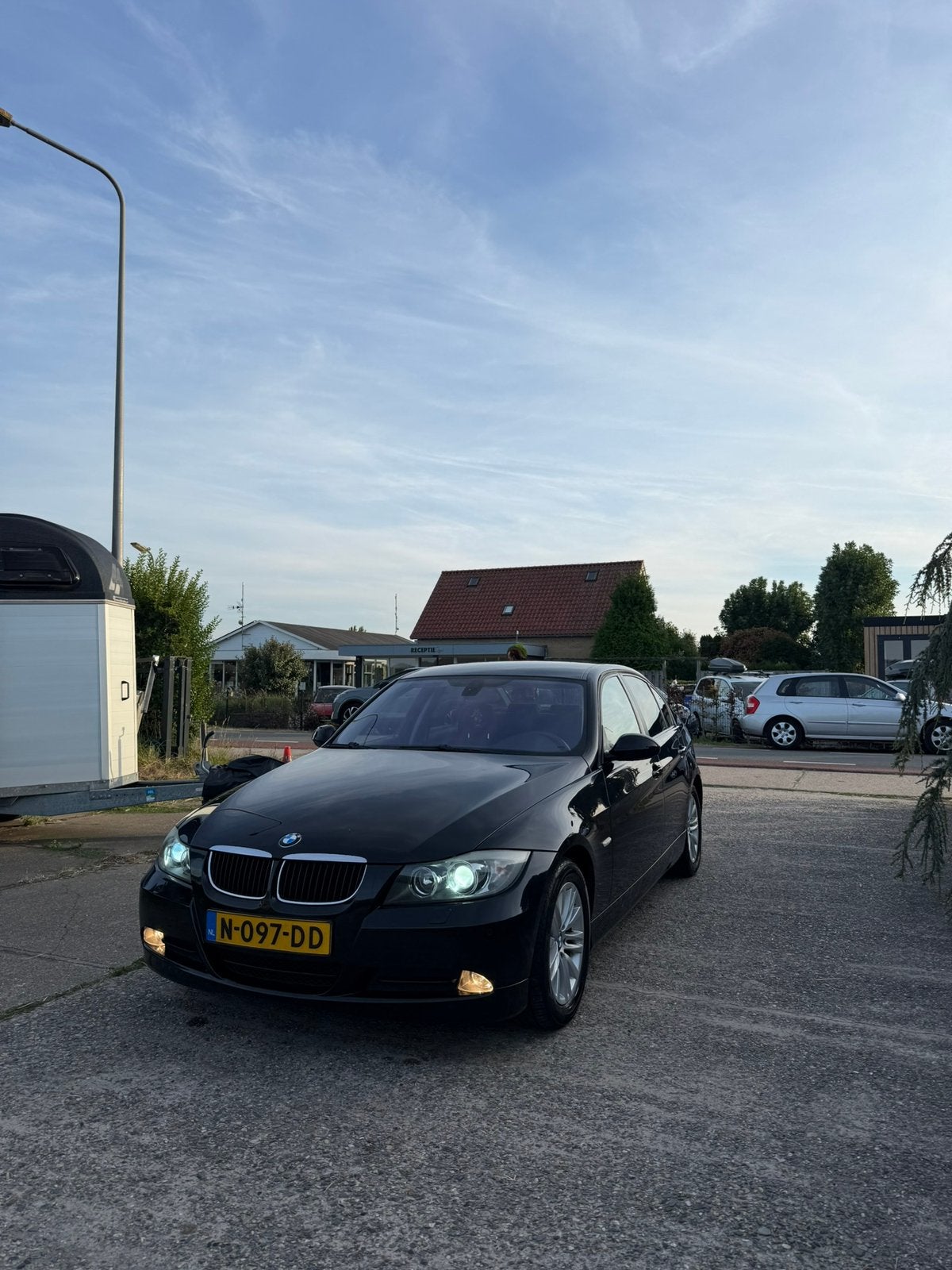BMW 3-Serie 2.0 I 320 2008 nieuwe APK xenon, pdc stoel vrw, 1345 kg, 1995 cc, Zwart, 4 cilinders