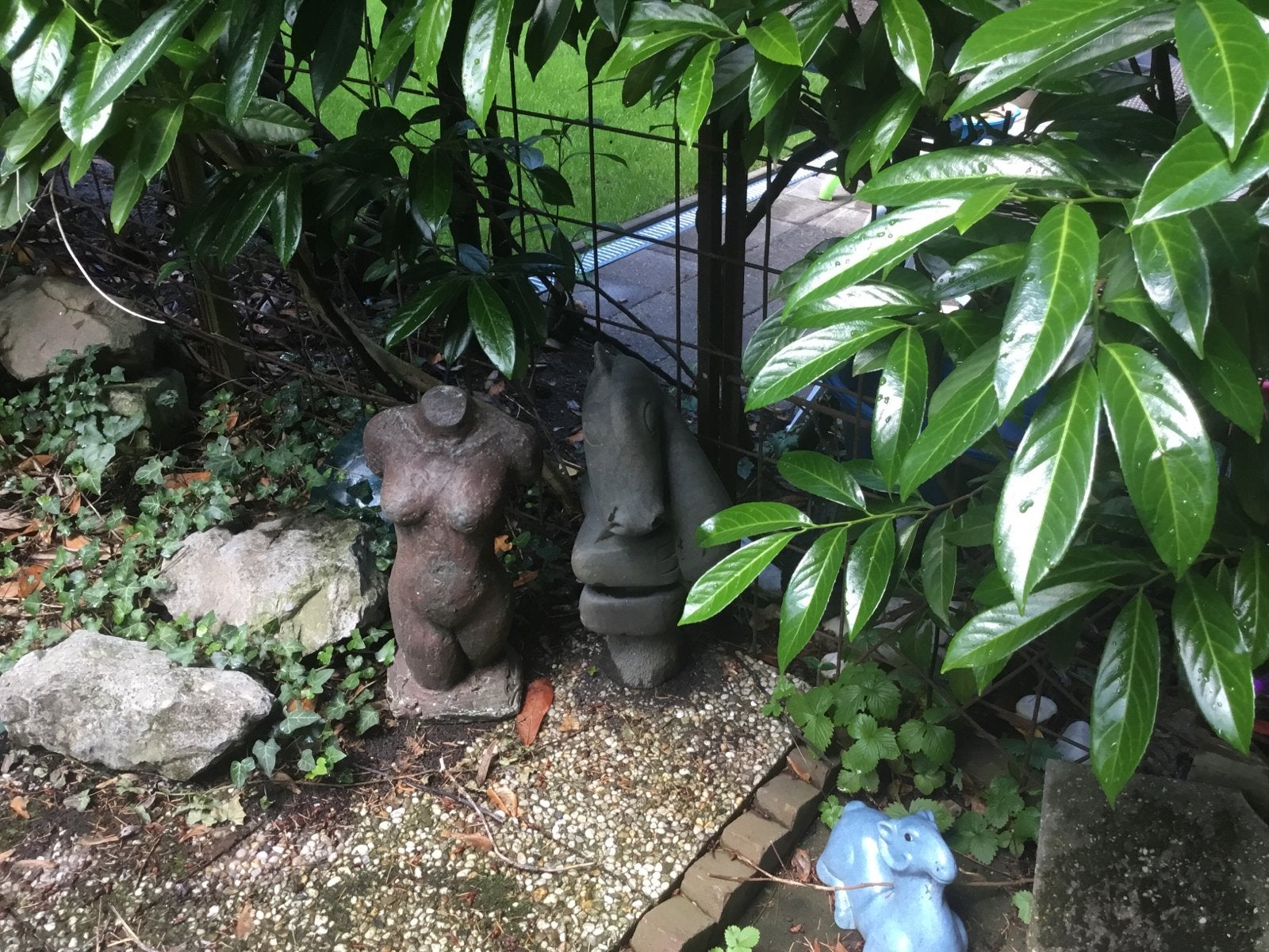 Twee unieke tuinbeelden: torso en abstract gezicht, Tuin en Terras, Tuinbeelden, Ophalen, Gebruikt, Beton, Abstract beeld