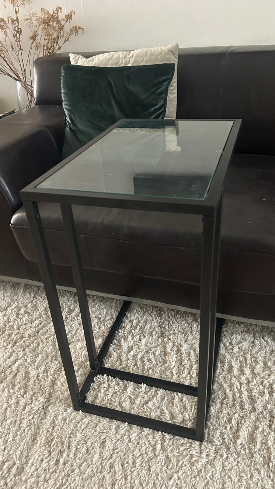 : IKEA VITTSJÖ bijzettafel / laptoptafel – zwart met glas, Huis en Inrichting, Ophalen, Zo goed als nieuw, Rechthoekig, Minder dan 55 cm