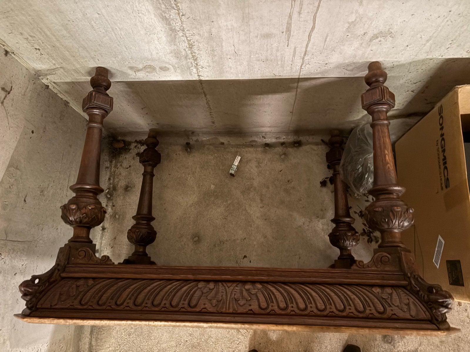 Antieke houten tafel met sierlijk houtsnijwerk, Antiek en Kunst, Ophalen