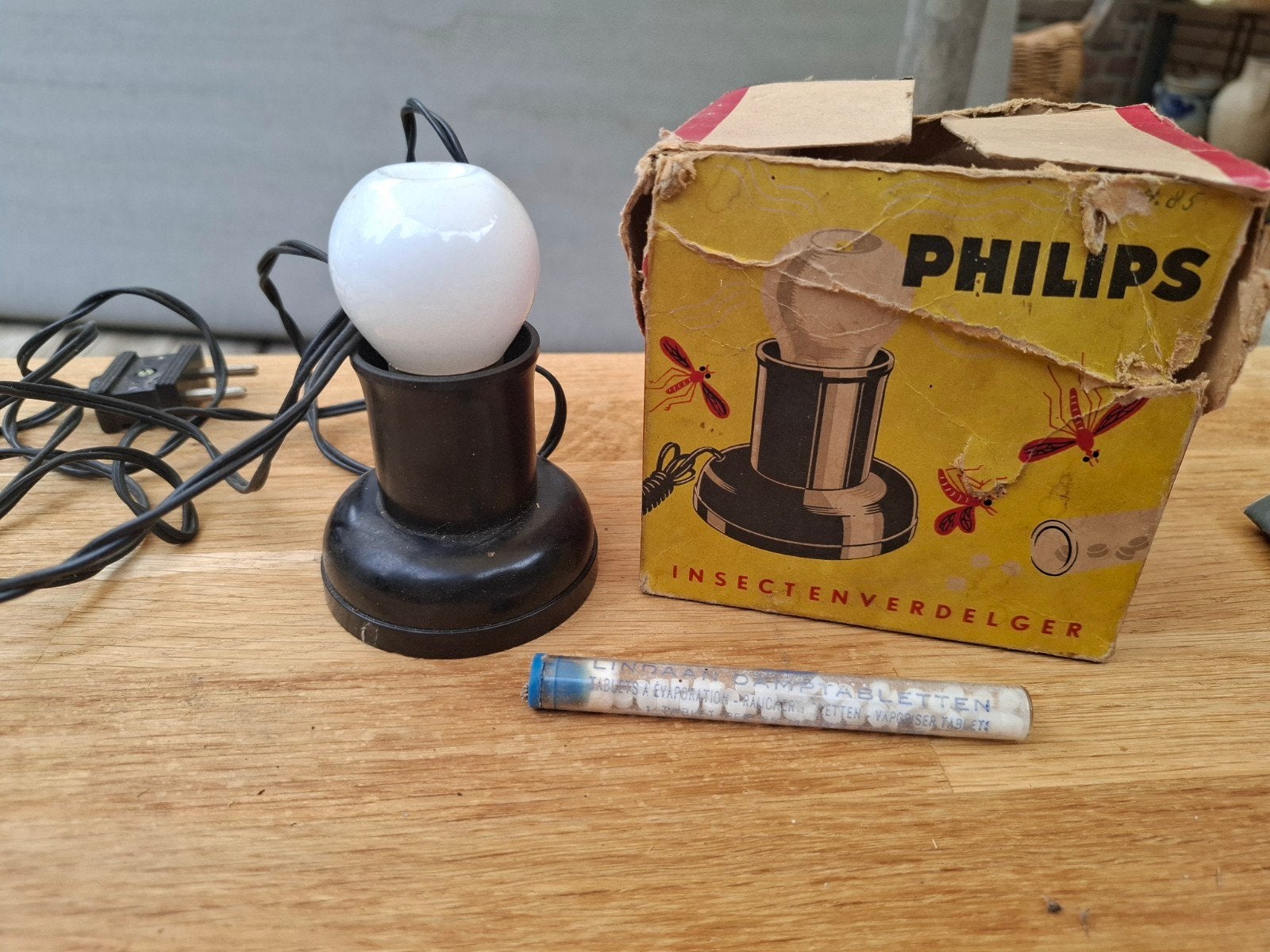 Philips bakelieten insectenverdelger jaren '50 met tabletten, Ophalen