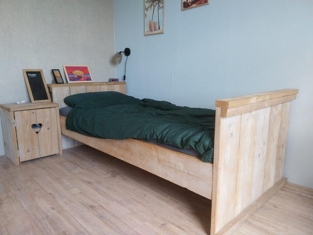 Steigerhouten (meisjes)bed met nachtkastje., 85 tot 100 cm, Zo goed als nieuw, 180 cm of meer, Ophalen