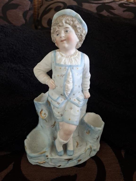biscuitporselein jongetje in historische kleding., Ophalen of Verzenden