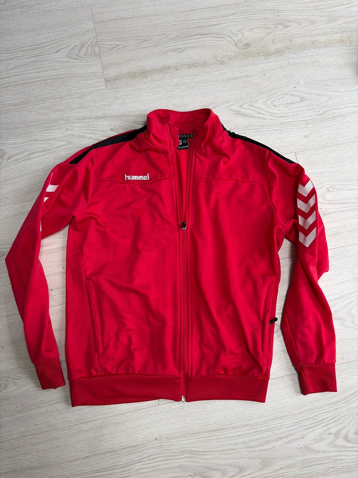 Hummel sportjack rood - Maat S, Ophalen of Verzenden, Zo goed als nieuw, Rood, Voetbal