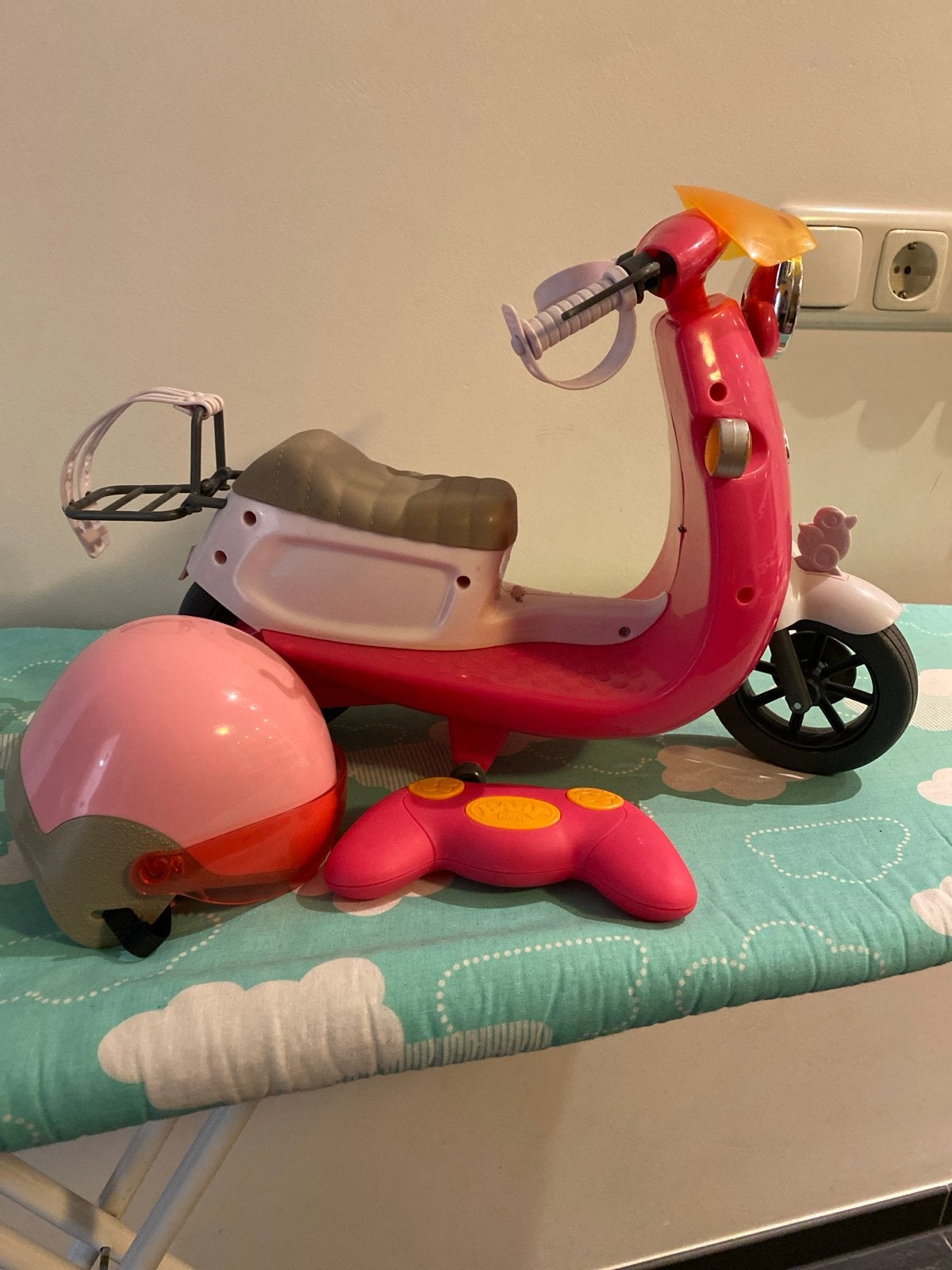 Roze speelgoedscooter met afstandsbediening en helm, Ophalen of Verzenden, Zo goed als nieuw, Babypop