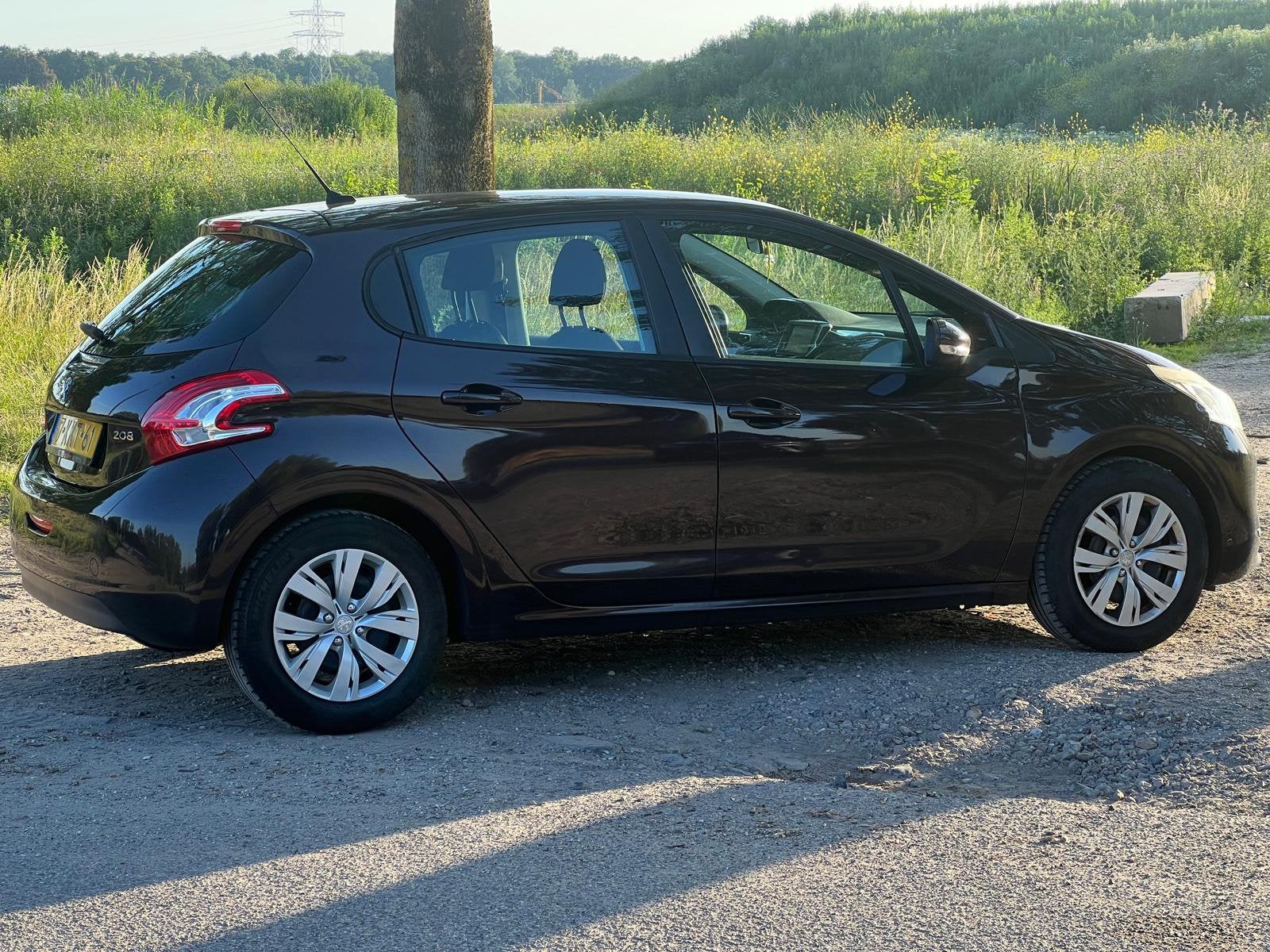 Peugeot 208 1.2 VTI 60KW/82PK 5-D 2013 Bruin, Auto's, Voorwielaandrijving, Stof, 1199 cc, Bruin