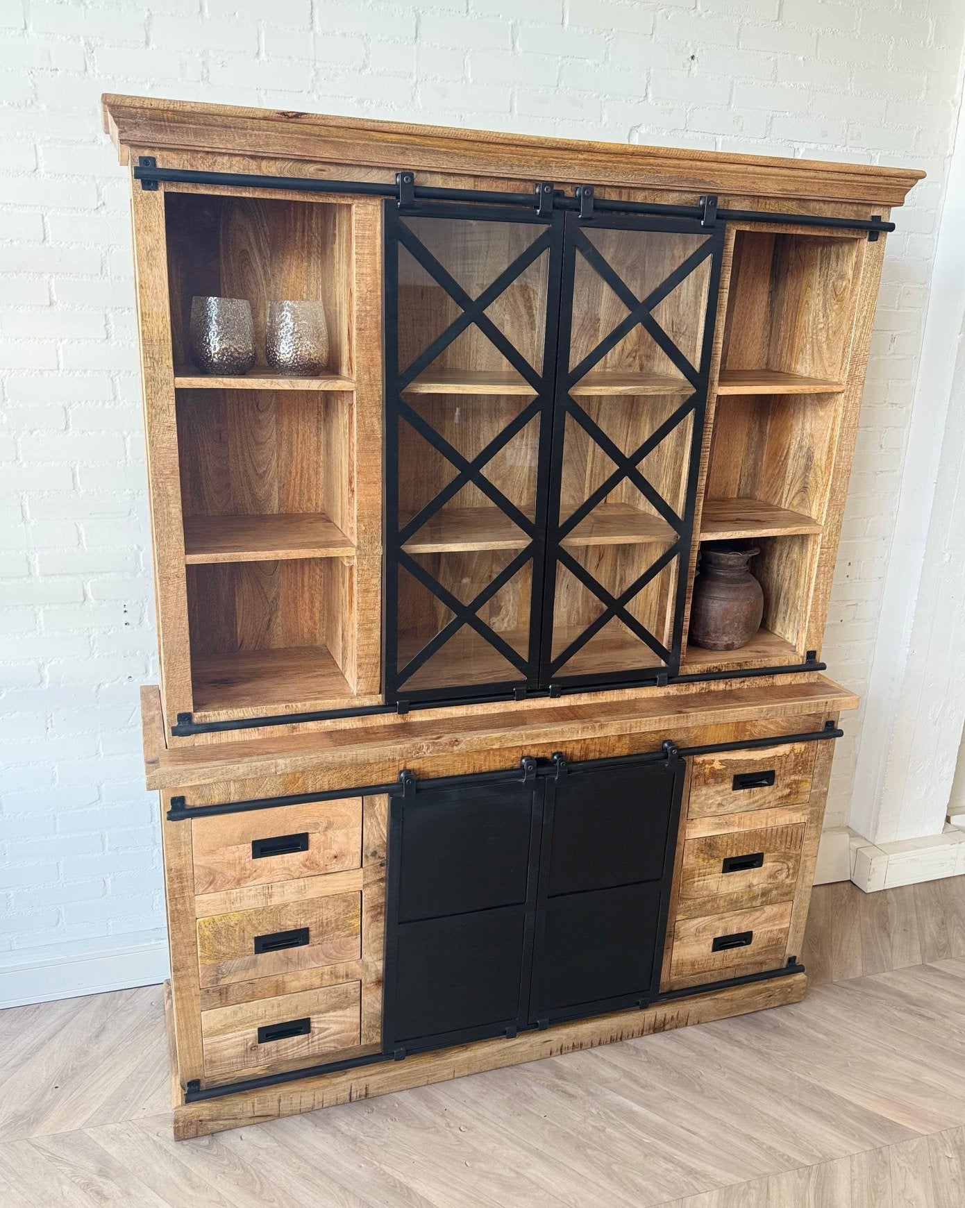Magazijn leegverkoop vitrinekast Lotte mangohout metaal zwar, Huis en Inrichting, Woonaccessoires | Overige, Hout, Nieuw, Ophalen of Verzenden