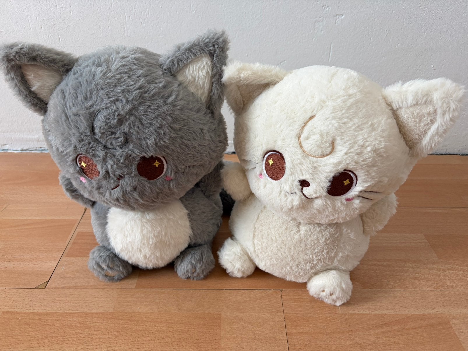 2 Miniso knuffels Katjes/ Poezen. Grijs en wit. ZGAN 30 cm, Overige merken, Overige karakters, Ophalen of Verzenden, Zo goed als nieuw