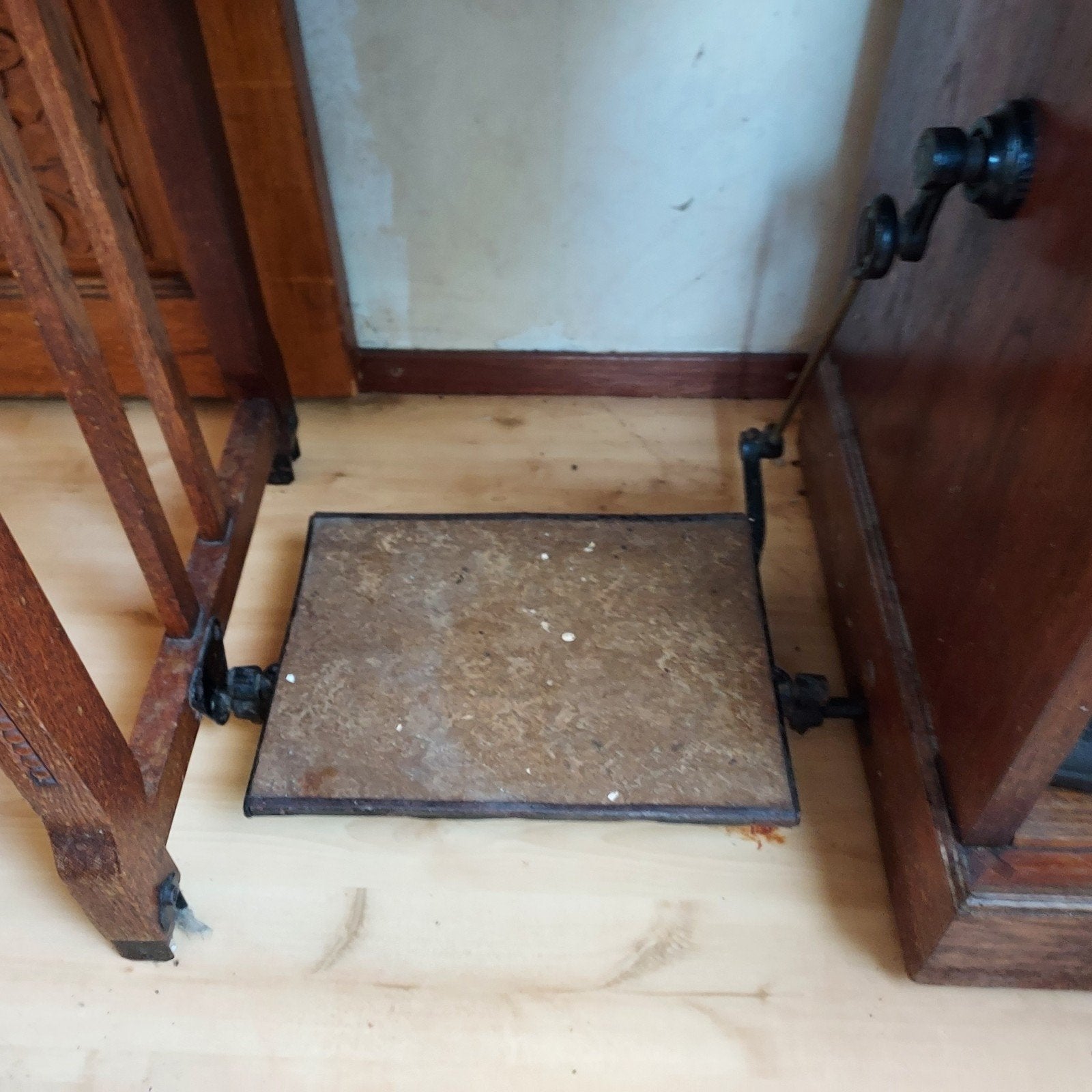 Antieke naaimachine met houten kast en pedaal, Ophalen