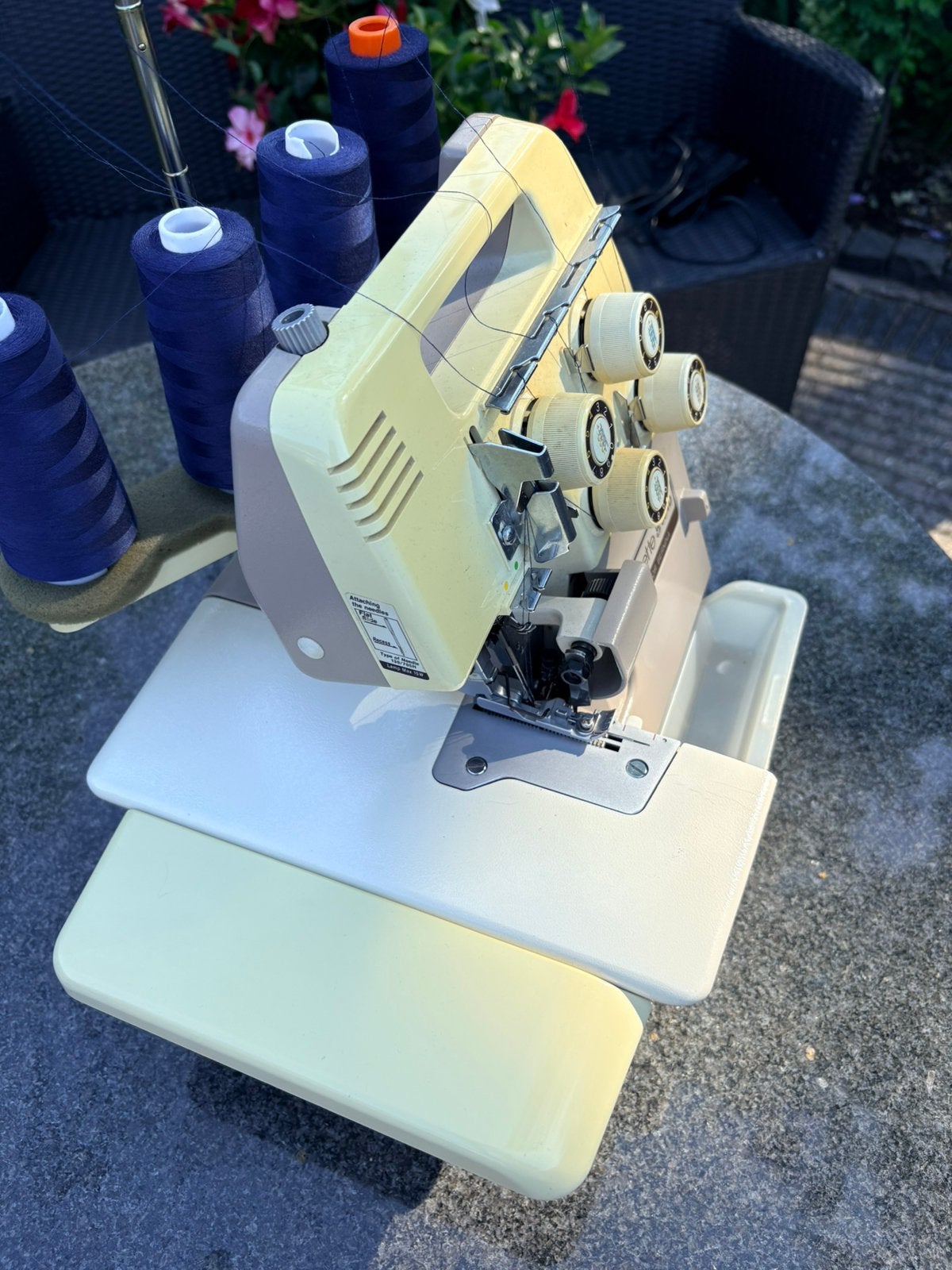 BERNINA - Bernette 334 D overlockmachine. (Zonder naaigaren), Ophalen, Zo goed als nieuw, Lockmachine, Bernina