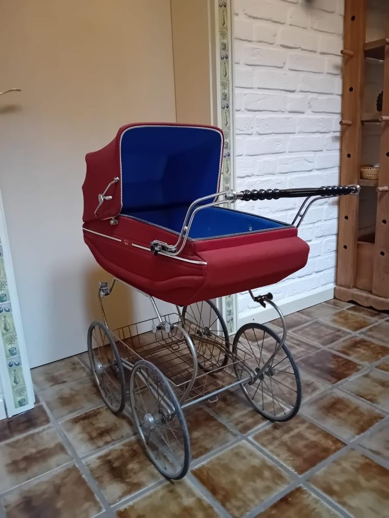 poppenwagen roodbruin met blauwe binnenkant, Ophalen, Zo goed als nieuw, Babypop