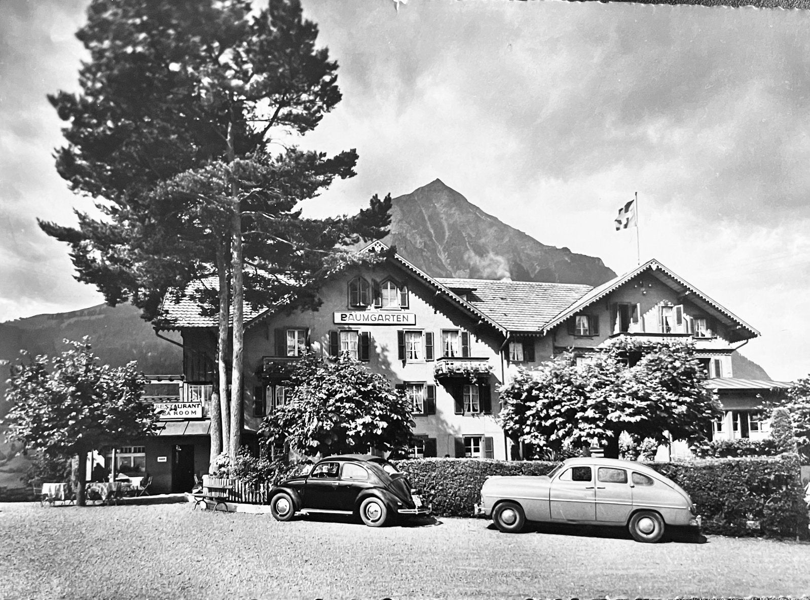 Ansichtkaart met Auto’s VW Kever en Ford in Zwitserland, Ophalen of Verzenden, 1940 tot 1960, Gelopen, Voertuig
