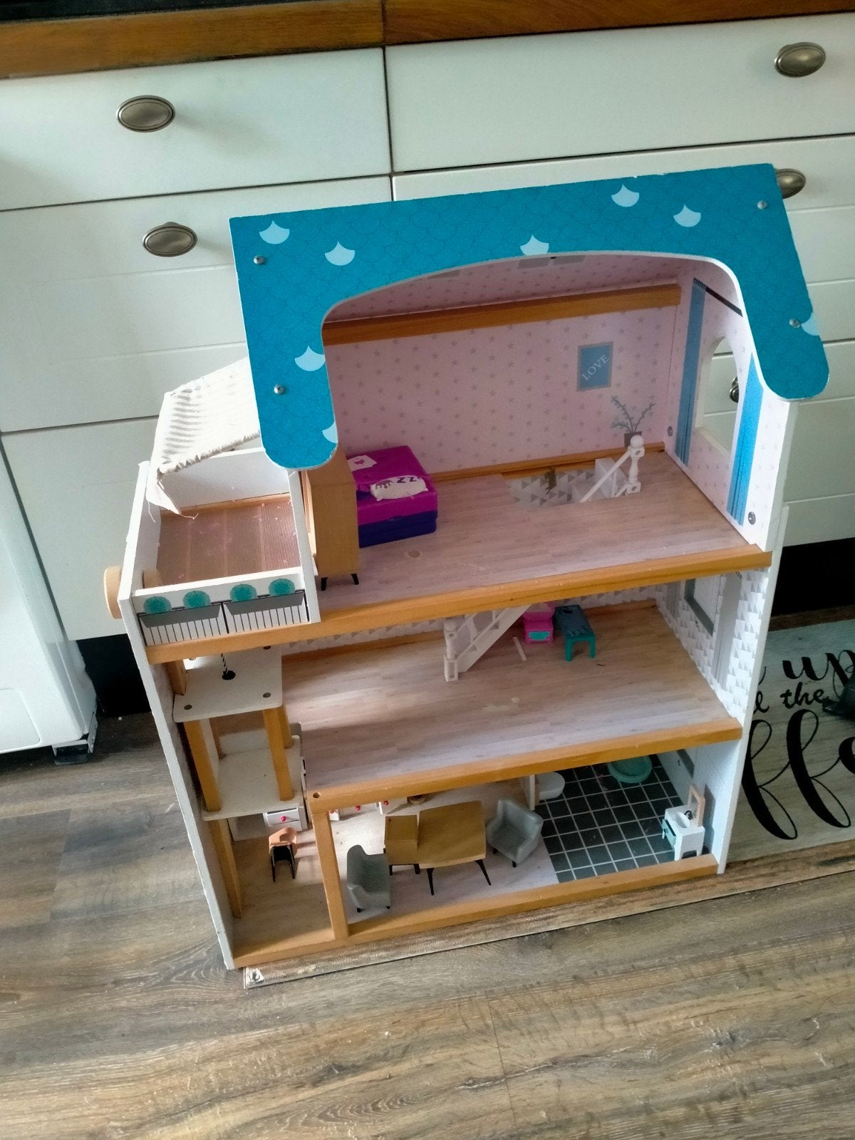 Houten poppenhuis met veel accessoires, Ophalen, Zo goed als nieuw