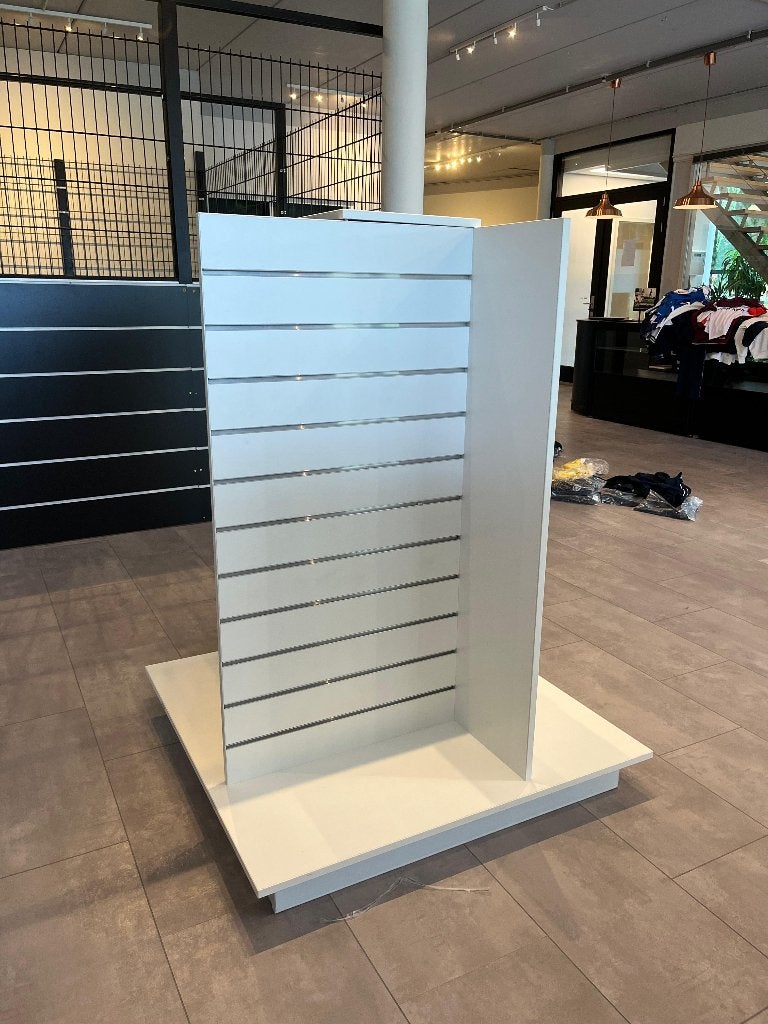 Vrijstaande slatwall display wit - meerzijdig, Ophalen, Gebruikt