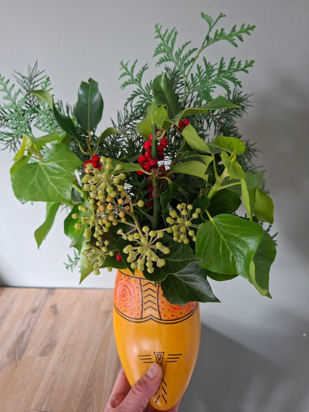 Gele houten klomp vaas met wintergroen decoratie, Ophalen, Gebruikt, Geel, Hout