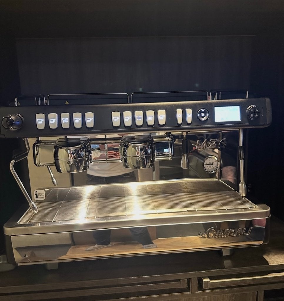 La Cimbali M26 dt 2 TS + 2 grinder (2023), Espresso apparaat, Zo goed als nieuw, 2 tot 4 kopjes, Gemalen koffie