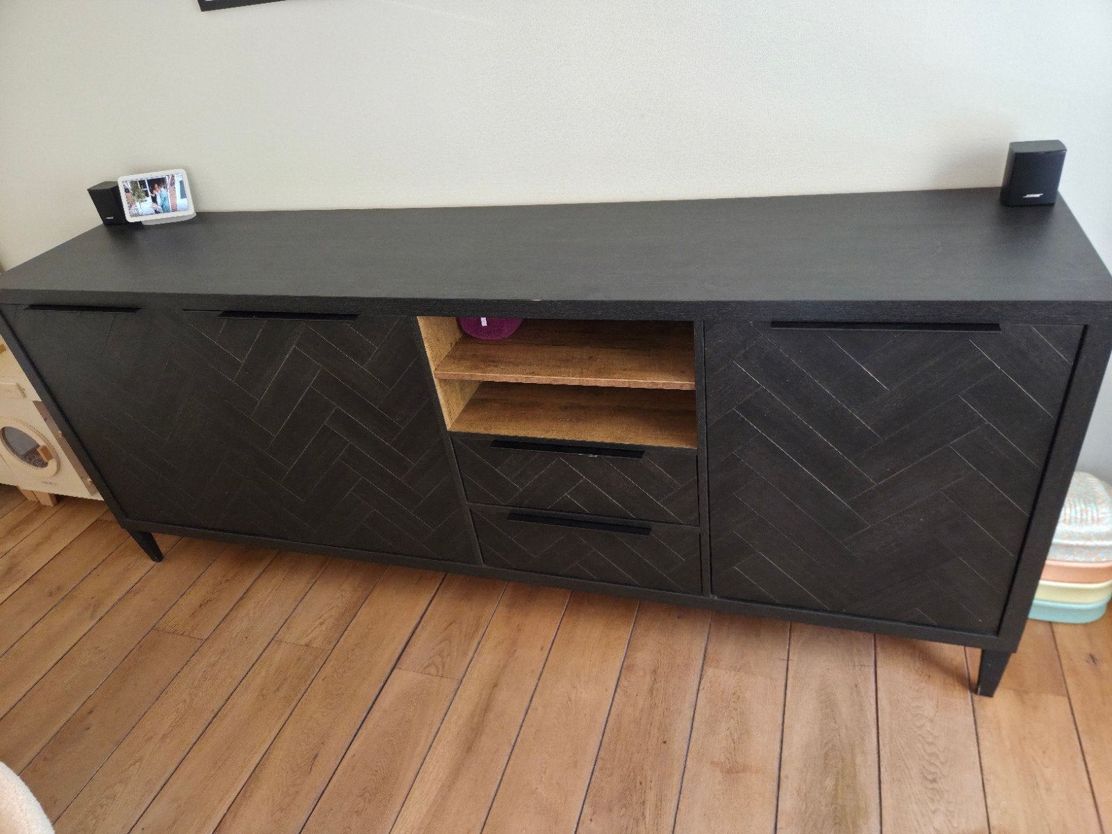 Dressoir Gaya - Zwart met visgraatmotief, Huis en Inrichting, Kasten | Dressoirs, Met deur(en), Verzenden, Modern, Industrieel, Visgraat
