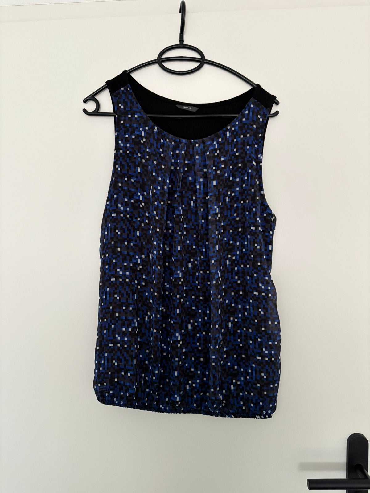 Blauwe top/blouse met blok figuurtjes mt M Hema, Maat 38/40 (M), Blauw, Ophalen of Verzenden, Zonder mouw