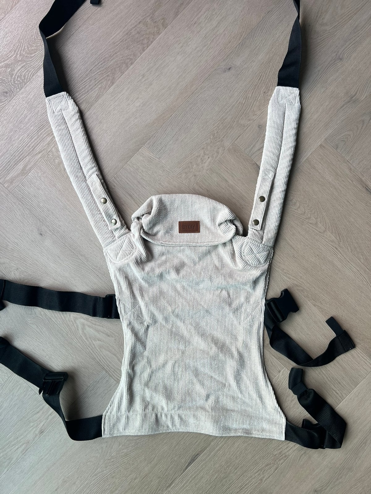 Babydraagzak Bykay Click Carrier Classic Ribbed Velvet Sand, Ophalen of Verzenden, Zo goed als nieuw, Draagzak, Overige merken