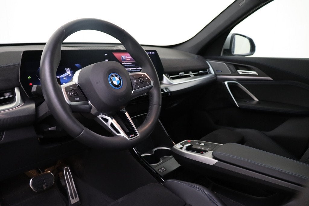 BMW iX1 eDrive20 M Sport / Panoramadak / Sportstoelen / Harm, Auto's, BMW, Gebruikt, Met garantie (alle), 24 min, Origineel Nederlands