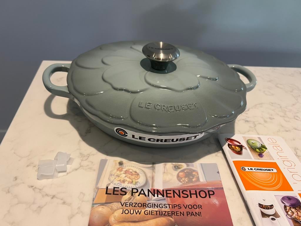 Nieuwe Le Creuset Petal Campagnard Sea Salt 26 cm, Huis en Inrichting, Keuken | Potten en Pannen, Gietijzer, Nieuw, Ophalen of Verzenden