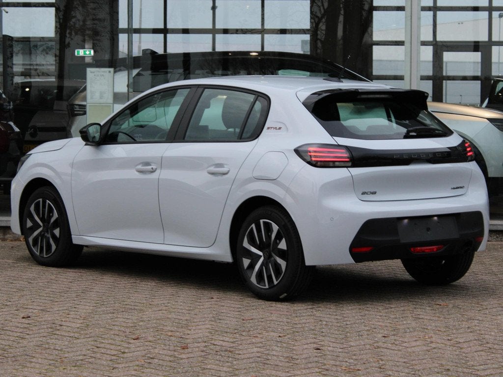 Peugeot 208 HYBRID 110 STYLE VOORRAAD KORTING, Auto's, Peugeot, 12 maanden, Euro 6, 1199 cc, Wit