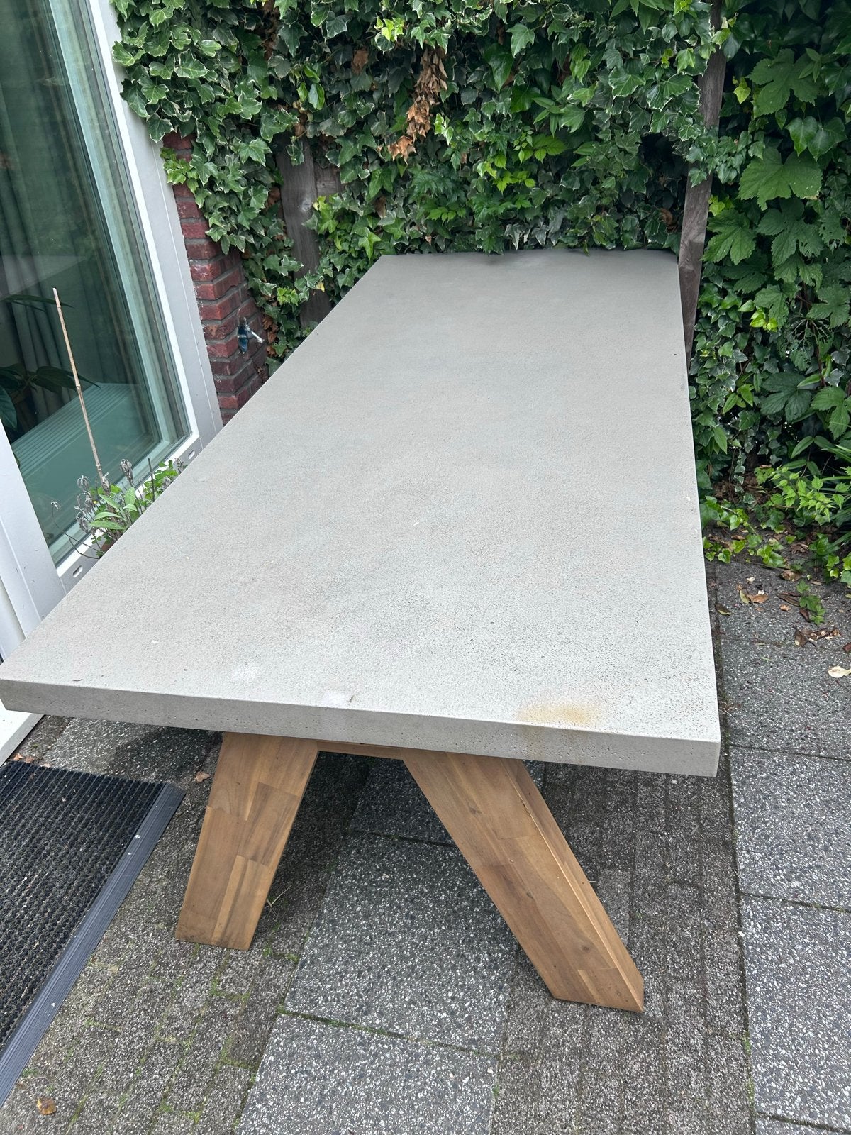 Robuuste tuintafel met betonnen blad en houten onderstel, Ophalen, Gebruikt, Rechthoekig, Hout