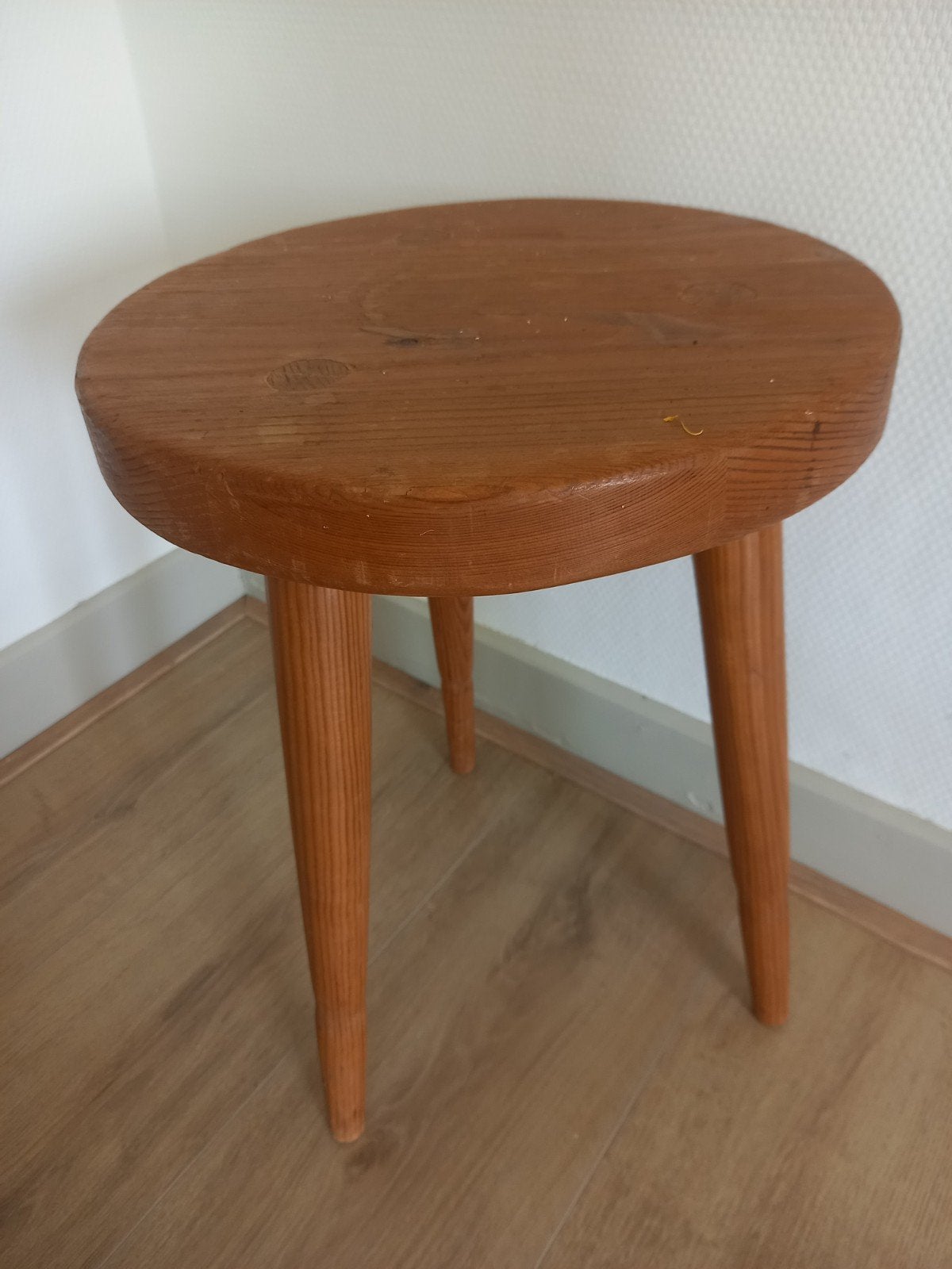 Oude Zweedse houten driepoot kruk, Ophalen, Minder dan 45 cm, Minder dan 55 cm, Gebruikt