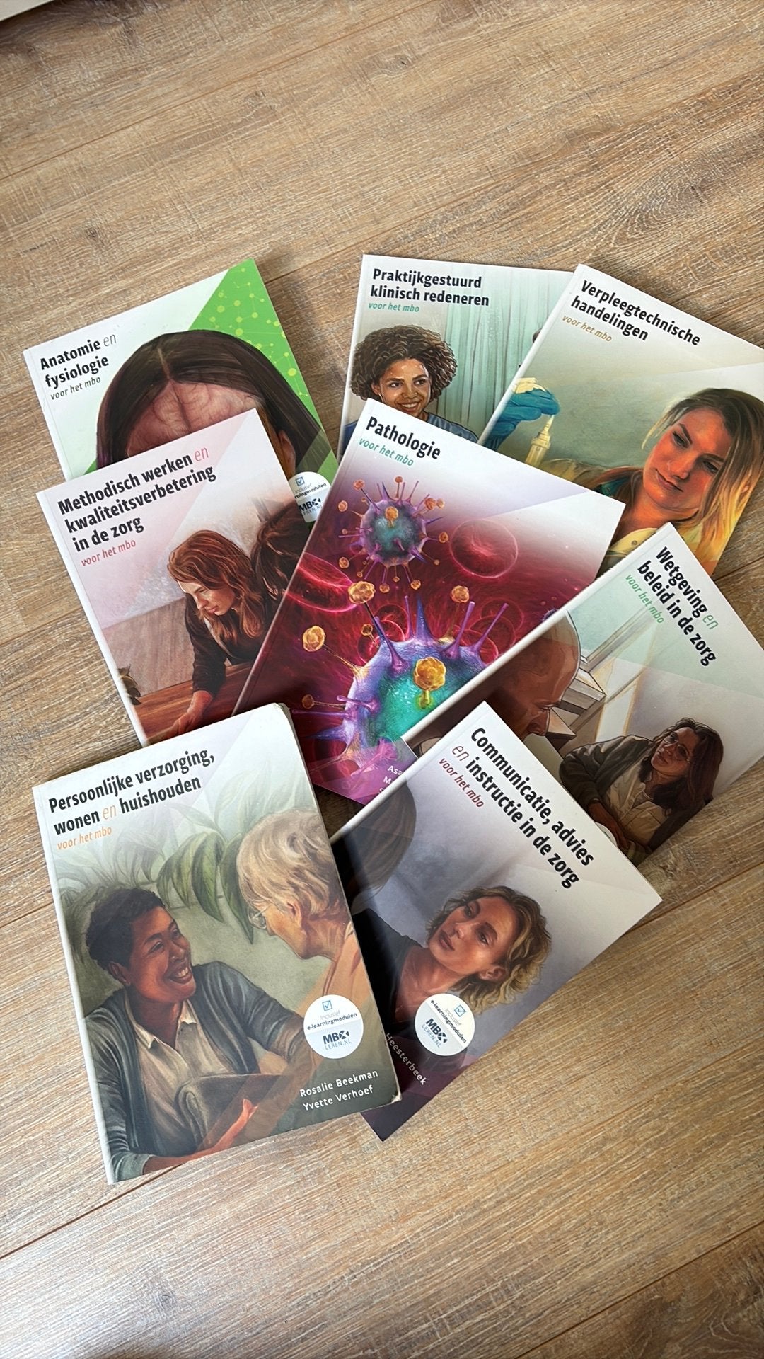 Schoolboeken MBO verpleegkundige, Zo goed als nieuw, Nederlands, Overige niveaus, Yvette Verhoef; Rosalie Beekman