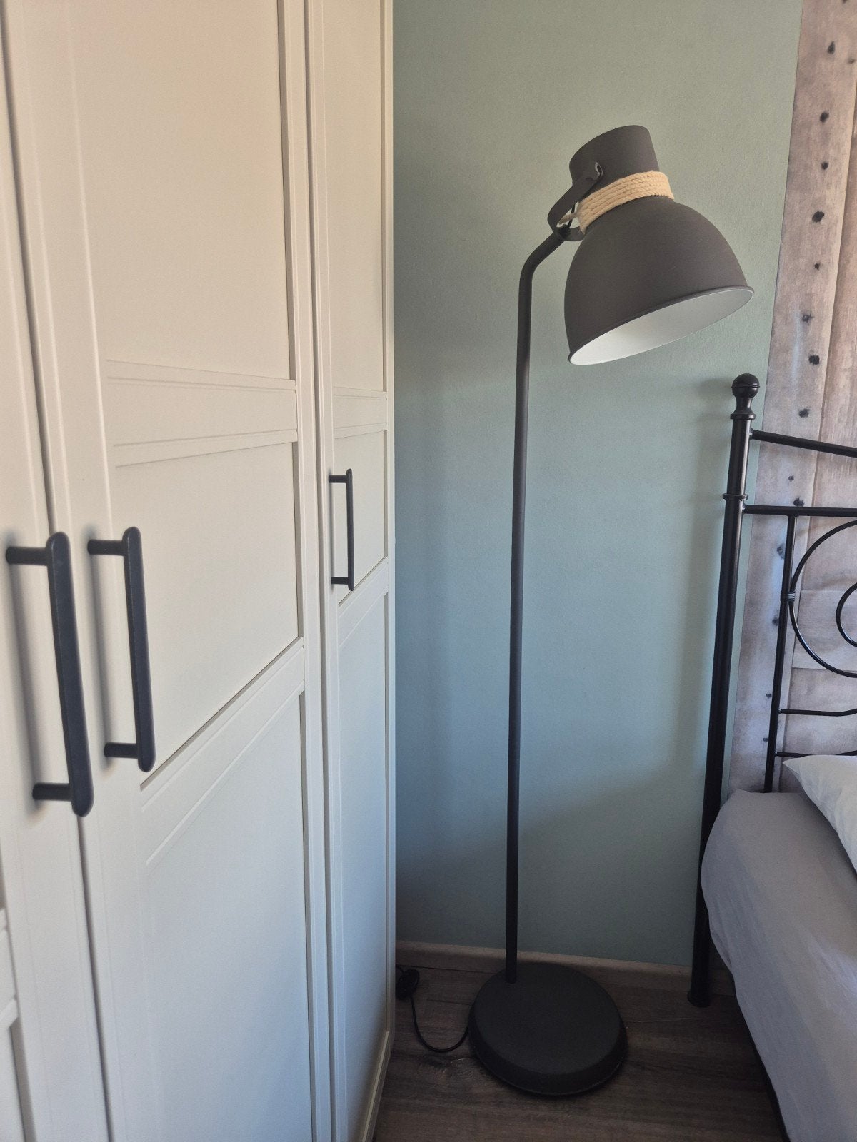 Zgan! Staande lamp Hektar antraciet, Huis en Inrichting, Lampen | Vloerlampen, Ophalen, Zo goed als nieuw, 150 tot 200 cm