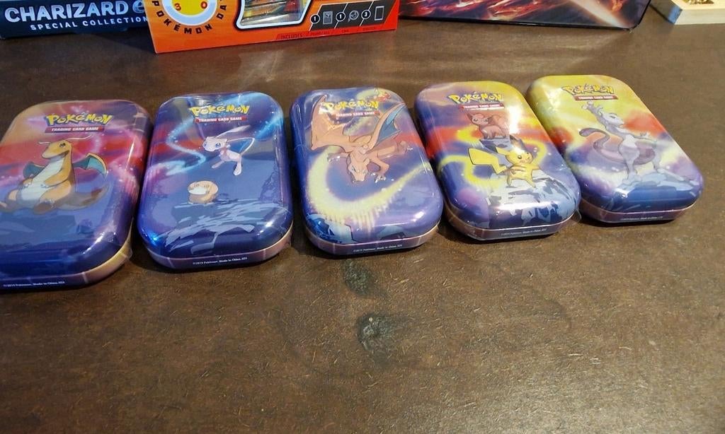 Pokemon Sealed Kanto Tins  Complete Art collection Scarlet &, Ophalen, Nieuw, Boosterbox, Foil