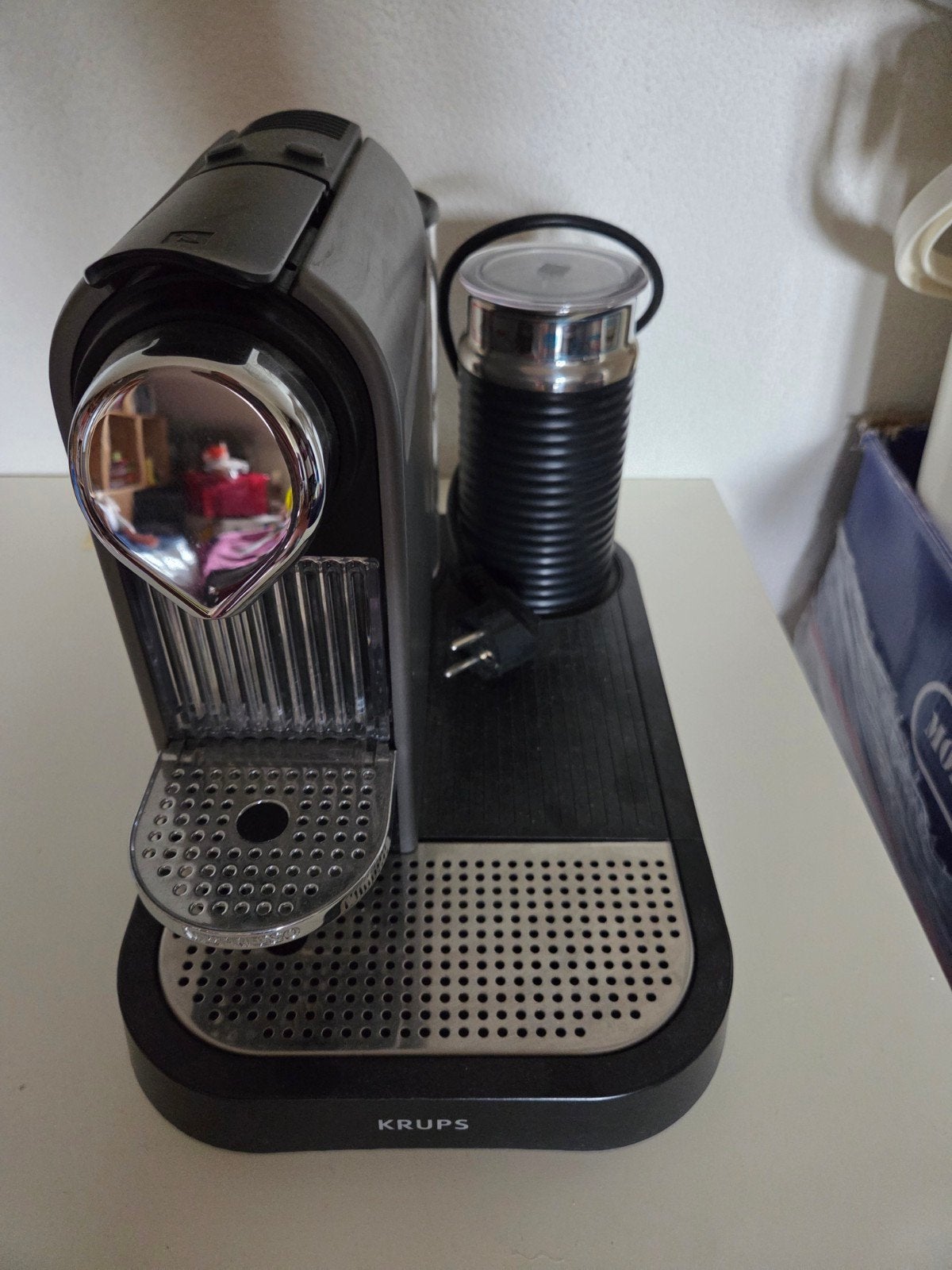 Krups Nespresso machine met melkopschuimer (klein defect), Ophalen of Verzenden, Niet werkend, Espresso apparaat, Koffiepads en cups