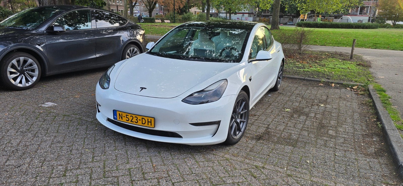 Prijs verlaagd! Tesla Model 3 Dual motor 2021 Soh 89%, trekh, Auto's, Automaat, Wit, Origineel Nederlands, Vierwielaandrijving