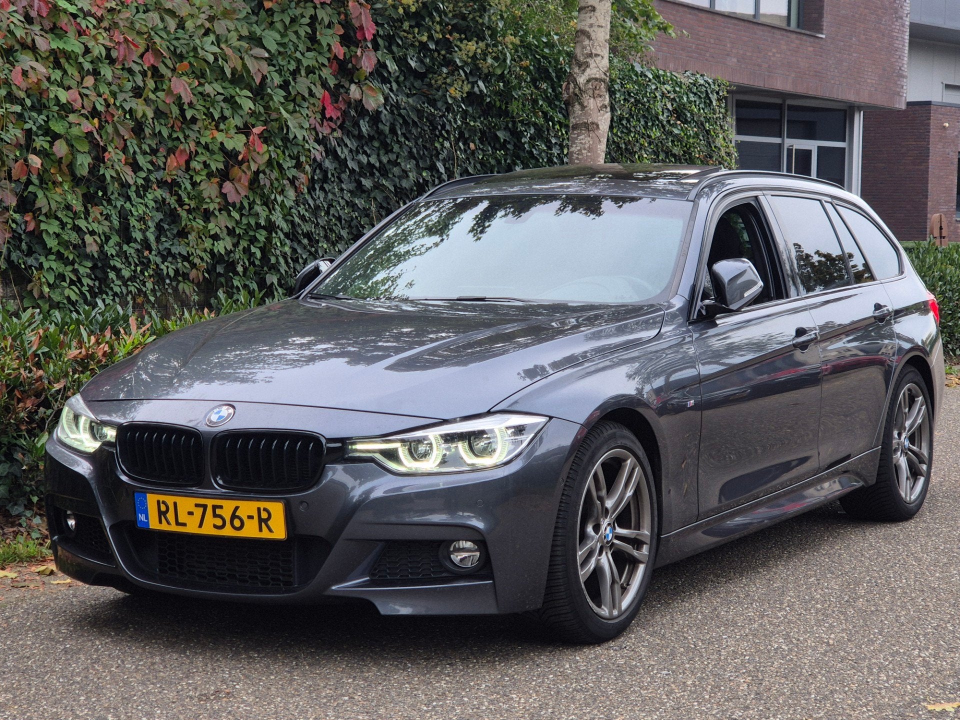 BMW 3-serie Touring M Sport High Executive Panorama Trekhaak, Automaat, Dealer onderhouden, Gebruikt, 1465 kg