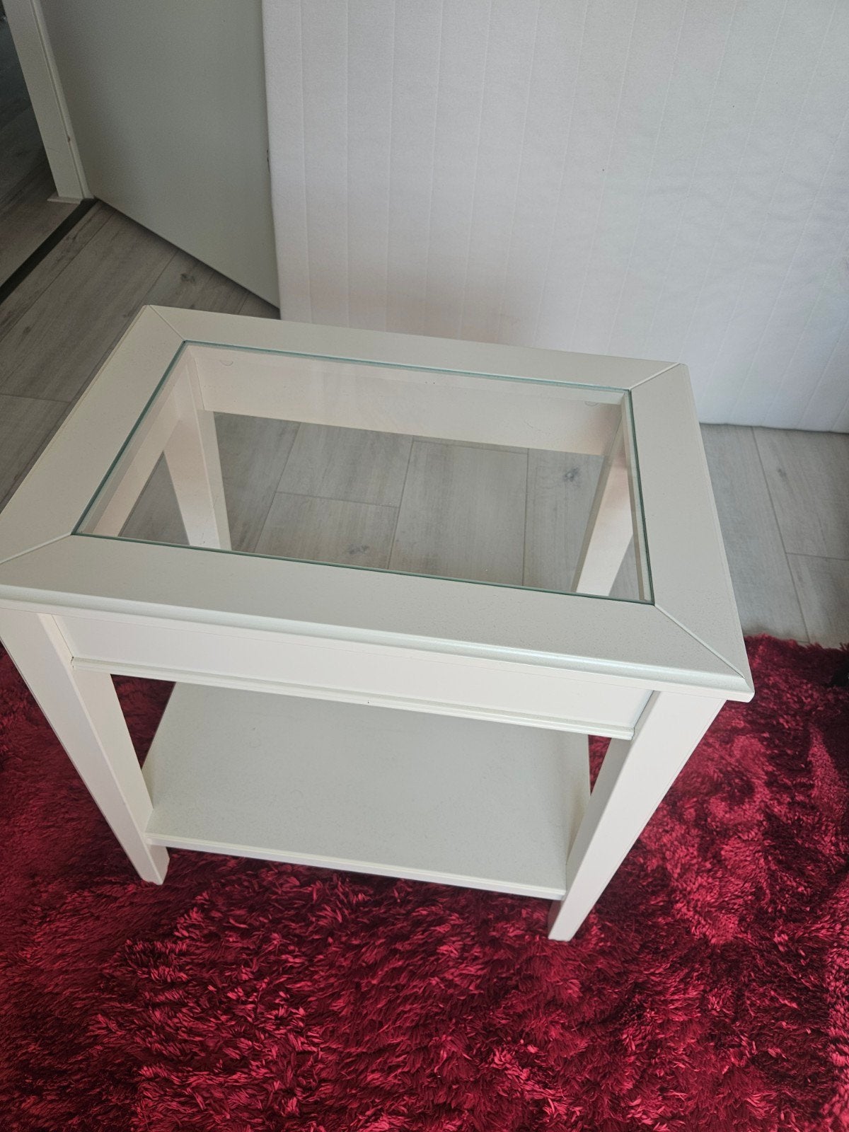 Witte bijzettafel met glazen blad - 57x40x60cm