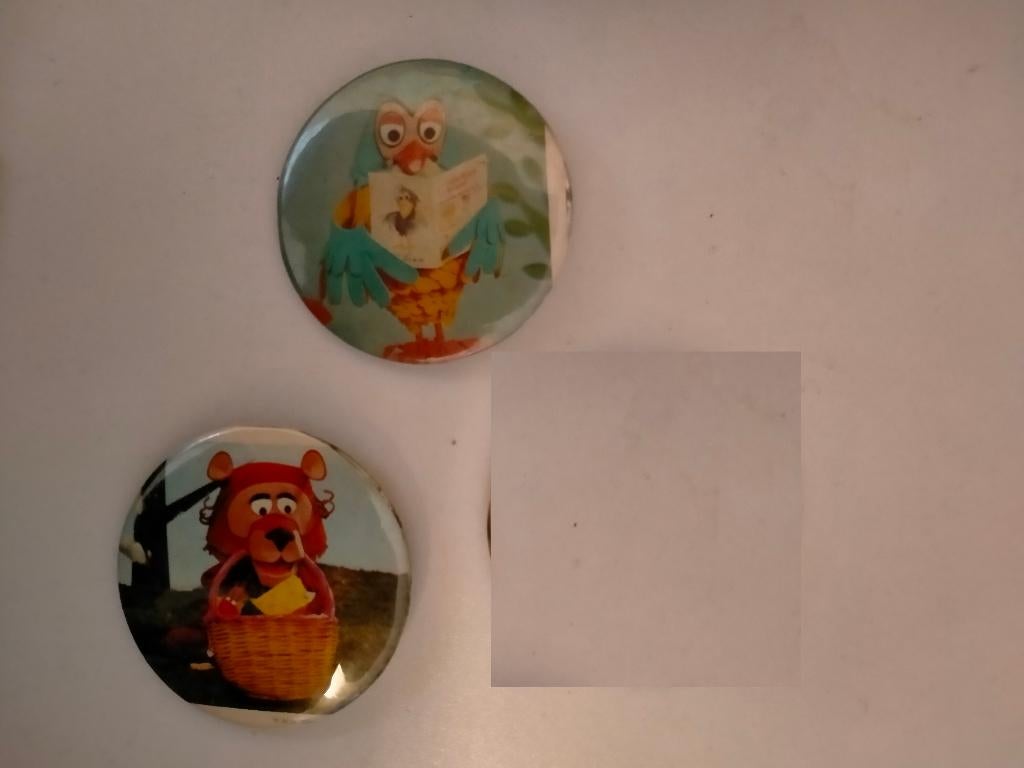 Fabeltjeskrant Ooievaar vintage button tekenfilm strip, Verzenden, Overige figuren, Gebruikt, Beeldje of Figuurtje
