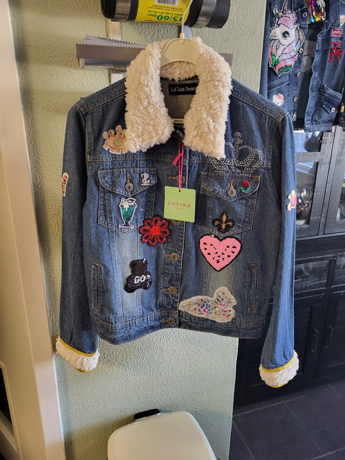 jeans jasje met bontkraagje en embleems, Kleding | Dames, Ophalen, Nieuw, Maat 38/40 (M), Blauw