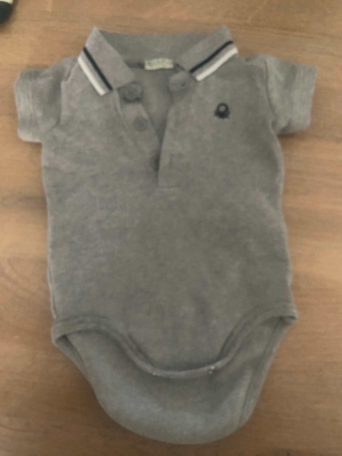 Polo romper benneton, Kinderen en Baby's, Babykleding | Maat 62, Ophalen of Verzenden, Zo goed als nieuw, Jongetje, Shirtje of Longsleeve