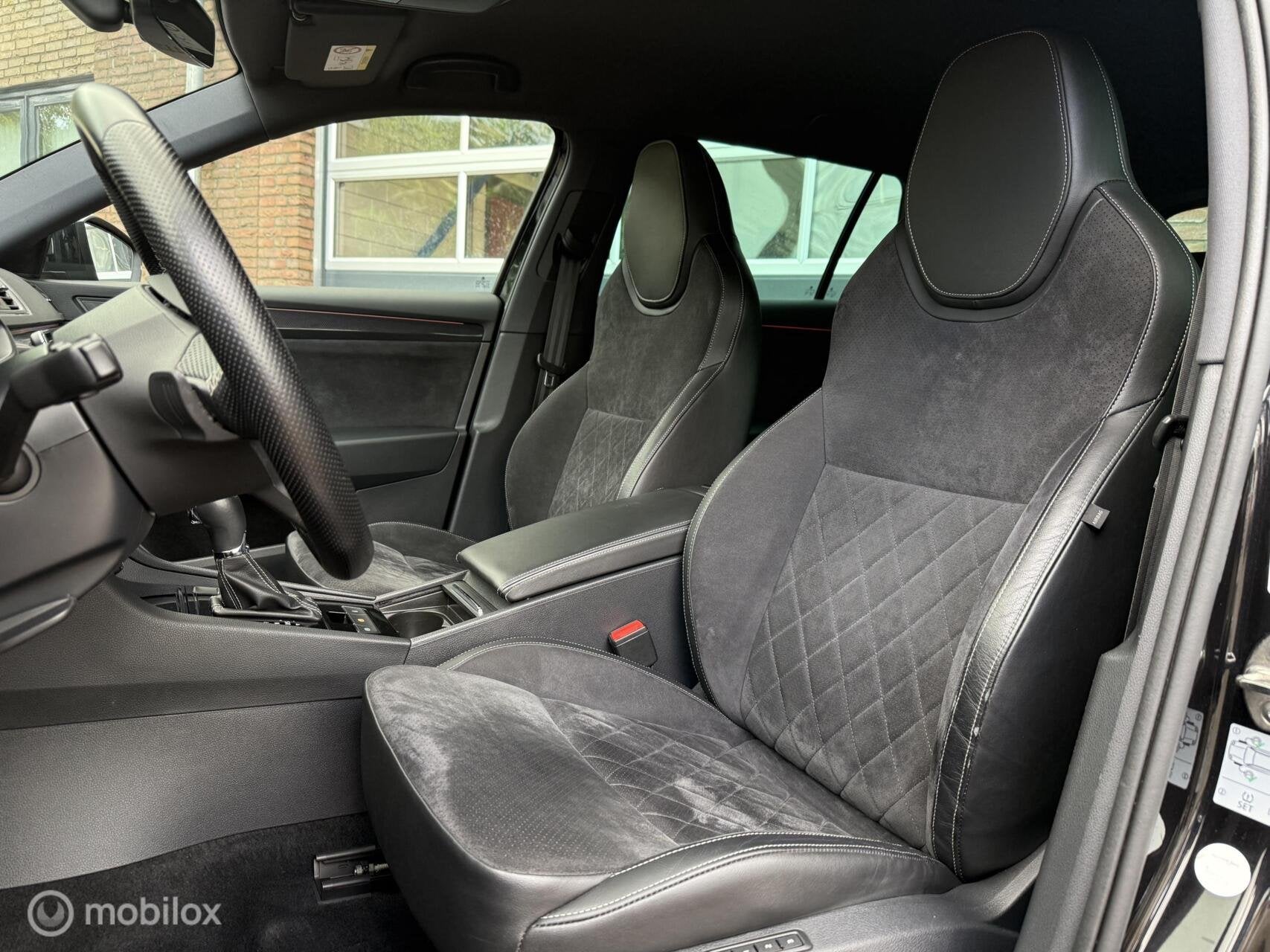 Skoda Superb Combi 1.8 TSI Sportline Kuipstoelen Navi Carpla, Auto's, 1800 kg, Zwart, 4 cilinders, 179 pk