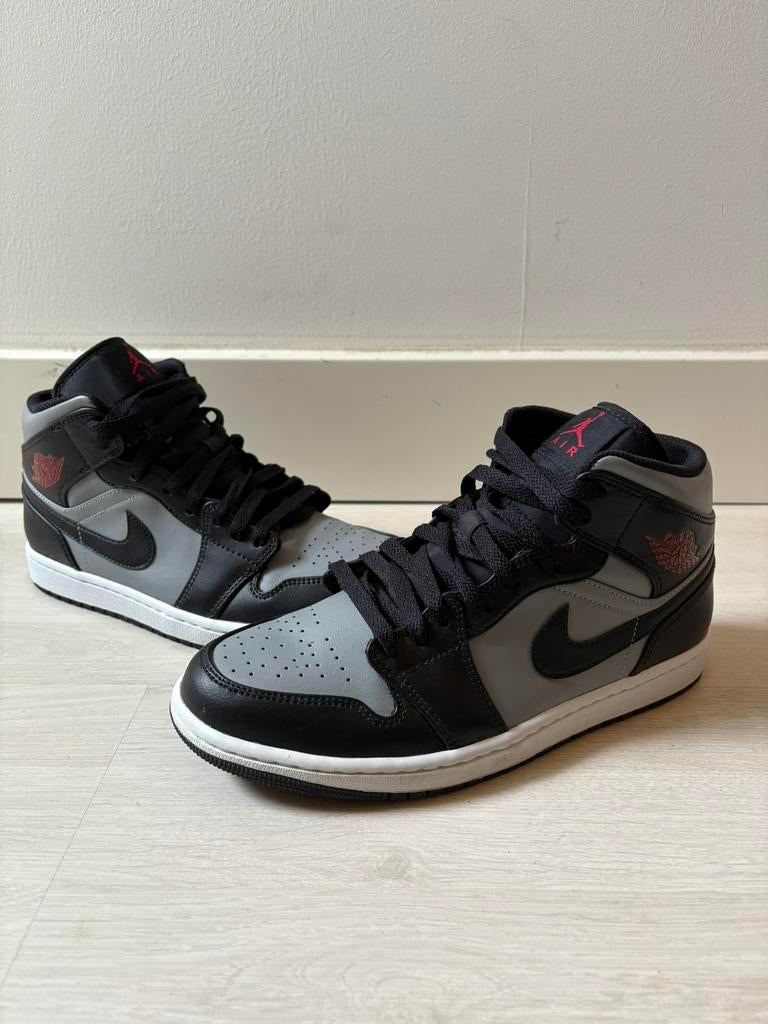 Air Jordan 1 Mid Shadow Red – Model 554724-096 (EU 42), Zwart, Ophalen of Verzenden, Sneakers of Gympen, Zo goed als nieuw