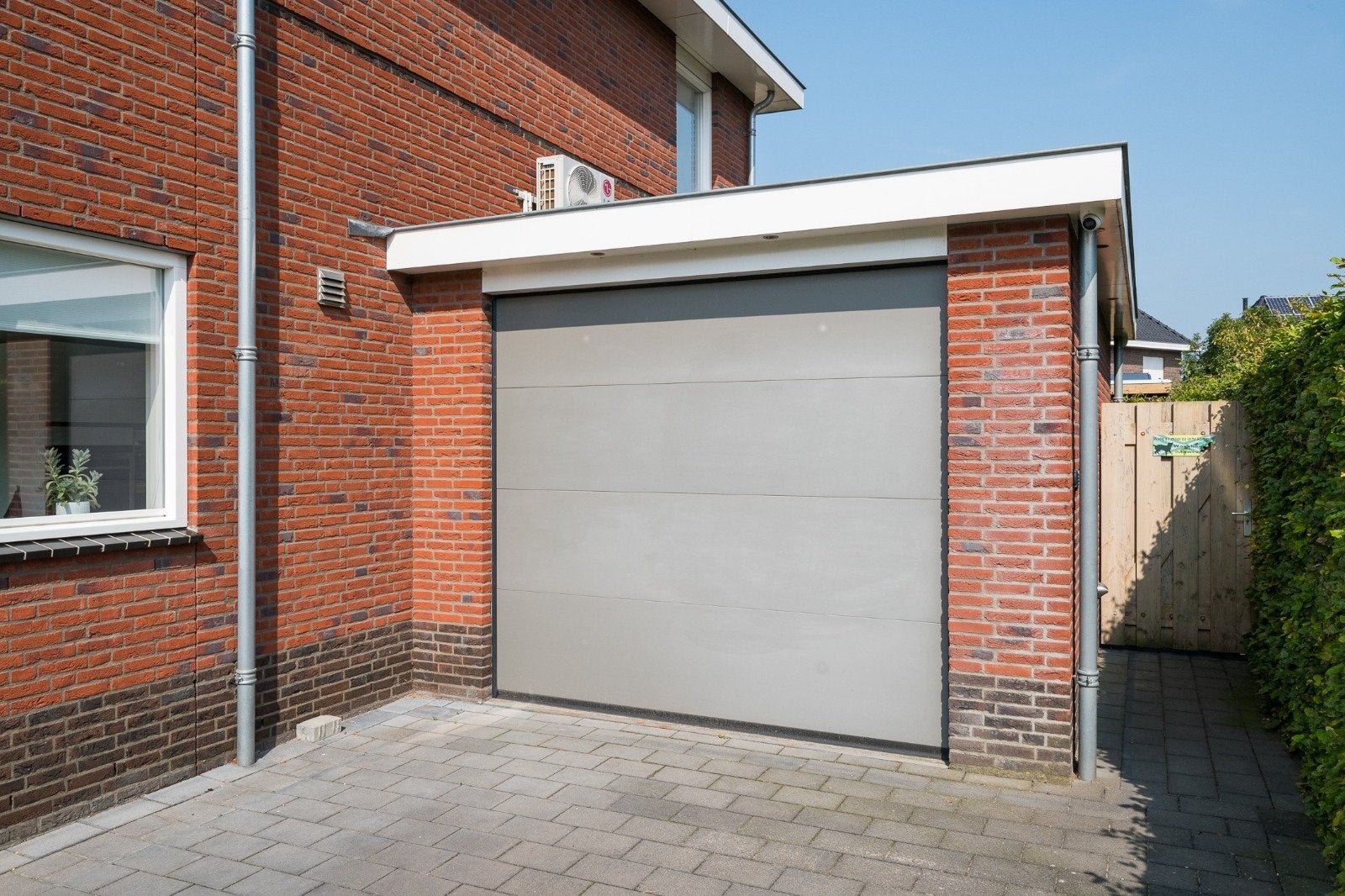 Garagedeur met Elektrische Aandrijving, Ophalen of Verzenden, Zo goed als nieuw, Garagedeur