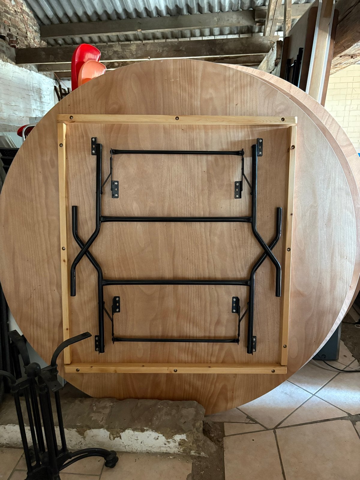 Stevige ronde feesttafel met inklapbaar onderstel, Huis en Inrichting, Tafels | Eettafels, Ophalen, Gebruikt, 100 tot 150 cm, Rond