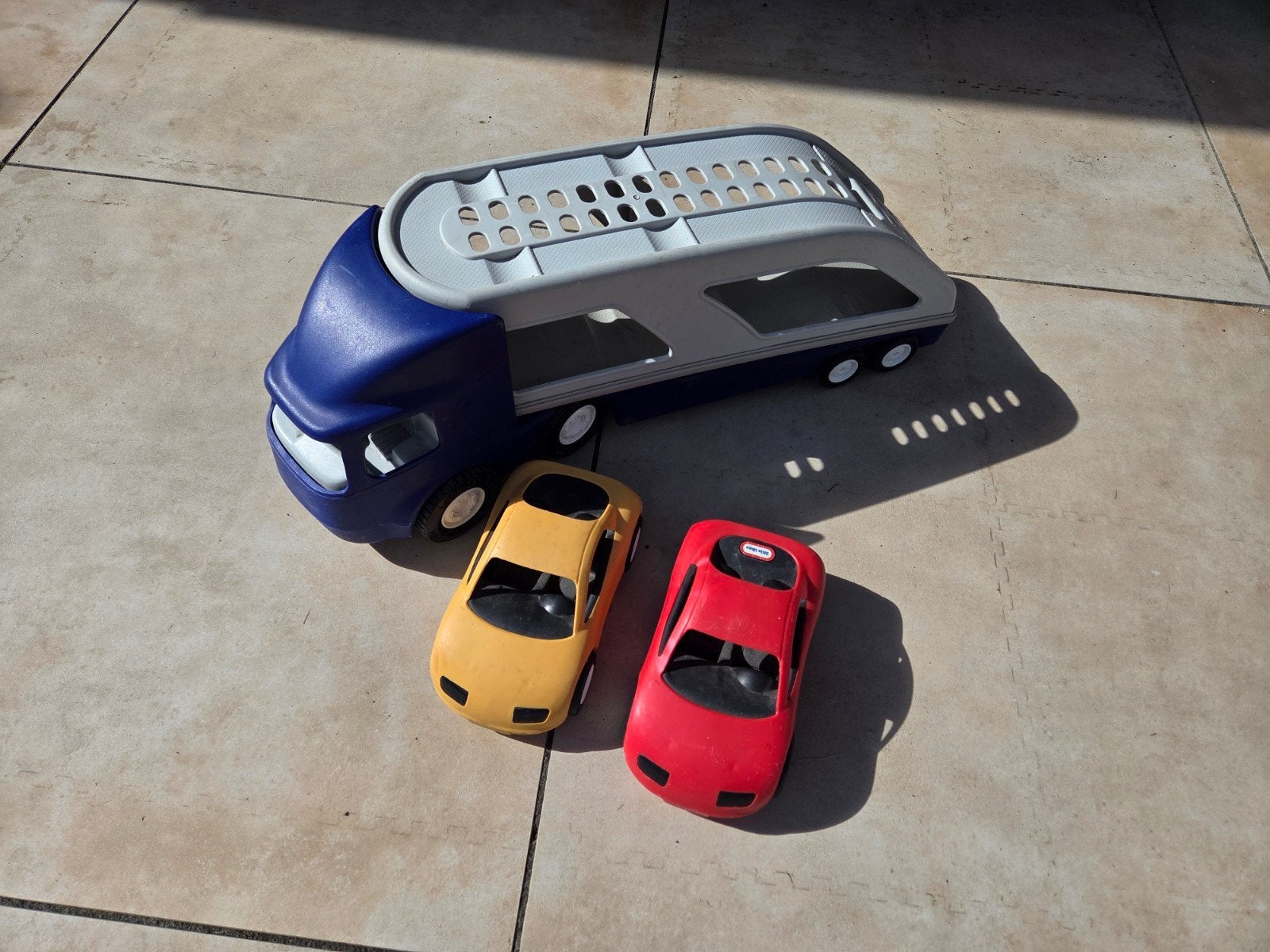 Little Tikes Vrachtwagen met auto's, Kinderen en Baby's, Speelgoed | Speelgoedvoertuigen, Ophalen, Gebruikt
